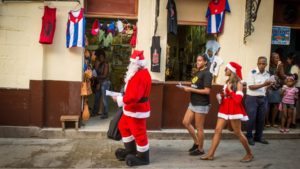 promotoras vestidas de santa en cuba