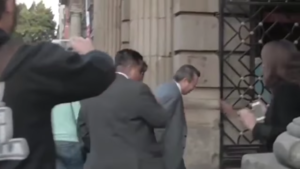 César camacho fue recibido con jitomatazos